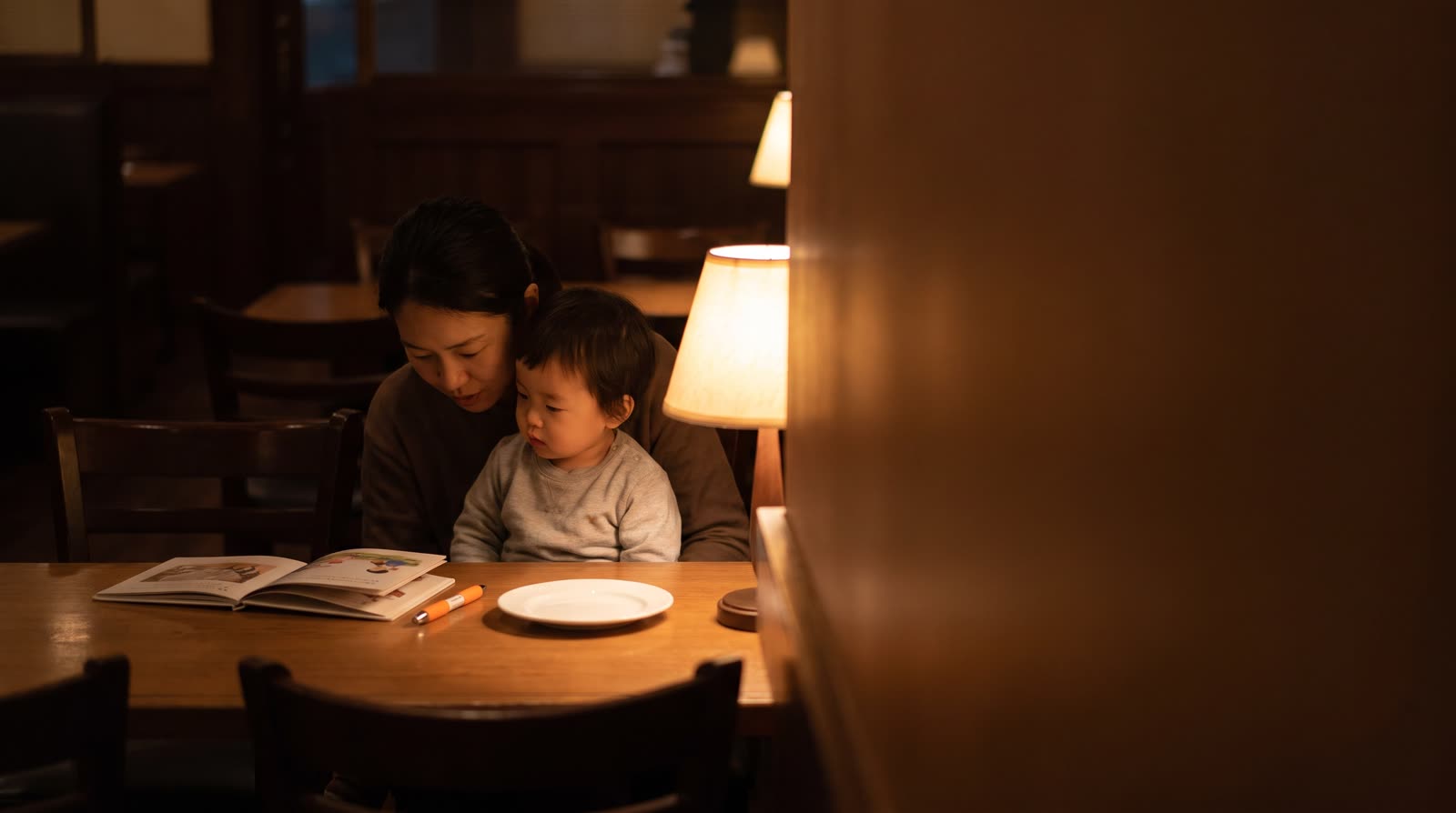 How can parents use reading pen books at a restaurant for bedtime reading?