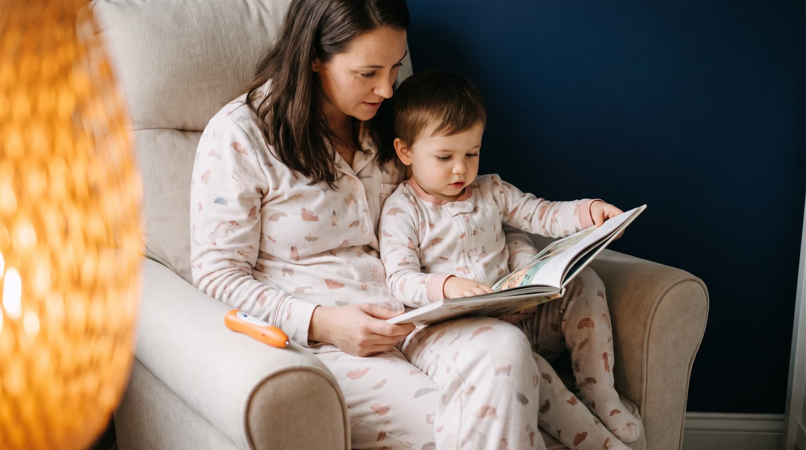 How can parents use reading pen books at home for bedtime reading?