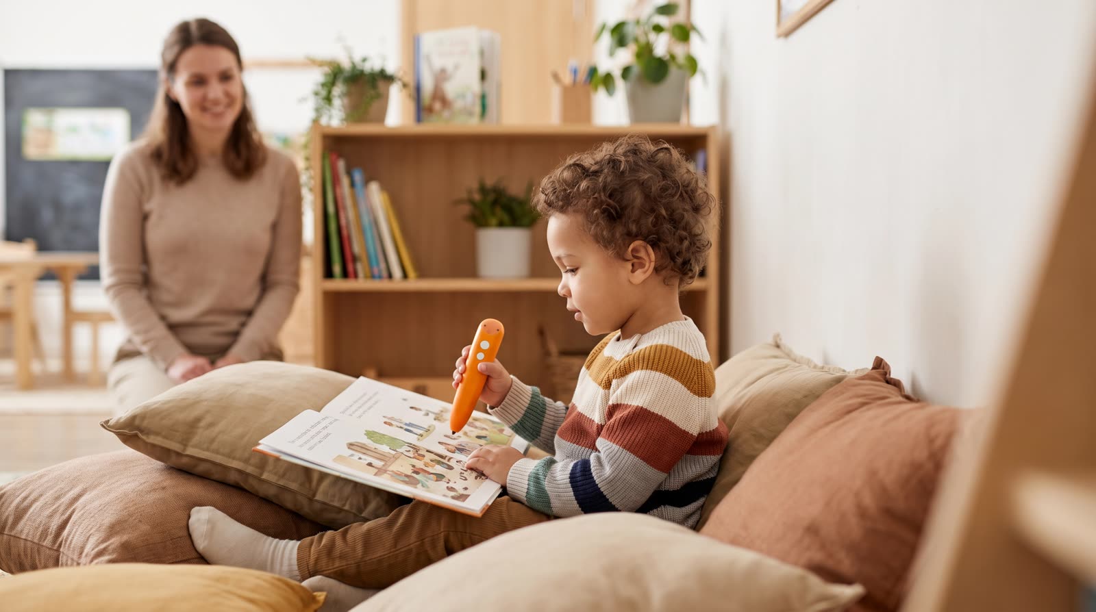 How can parents use reading pen books in a kindergarten classroom during quiet time?