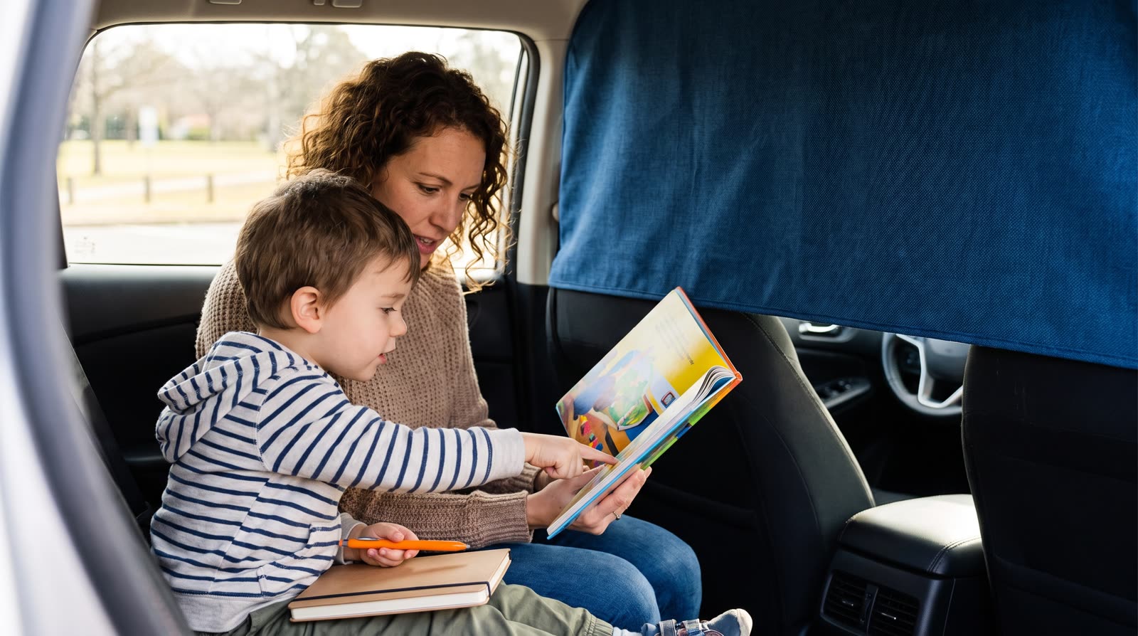 How can parents use reading pen books in the car during quiet time?