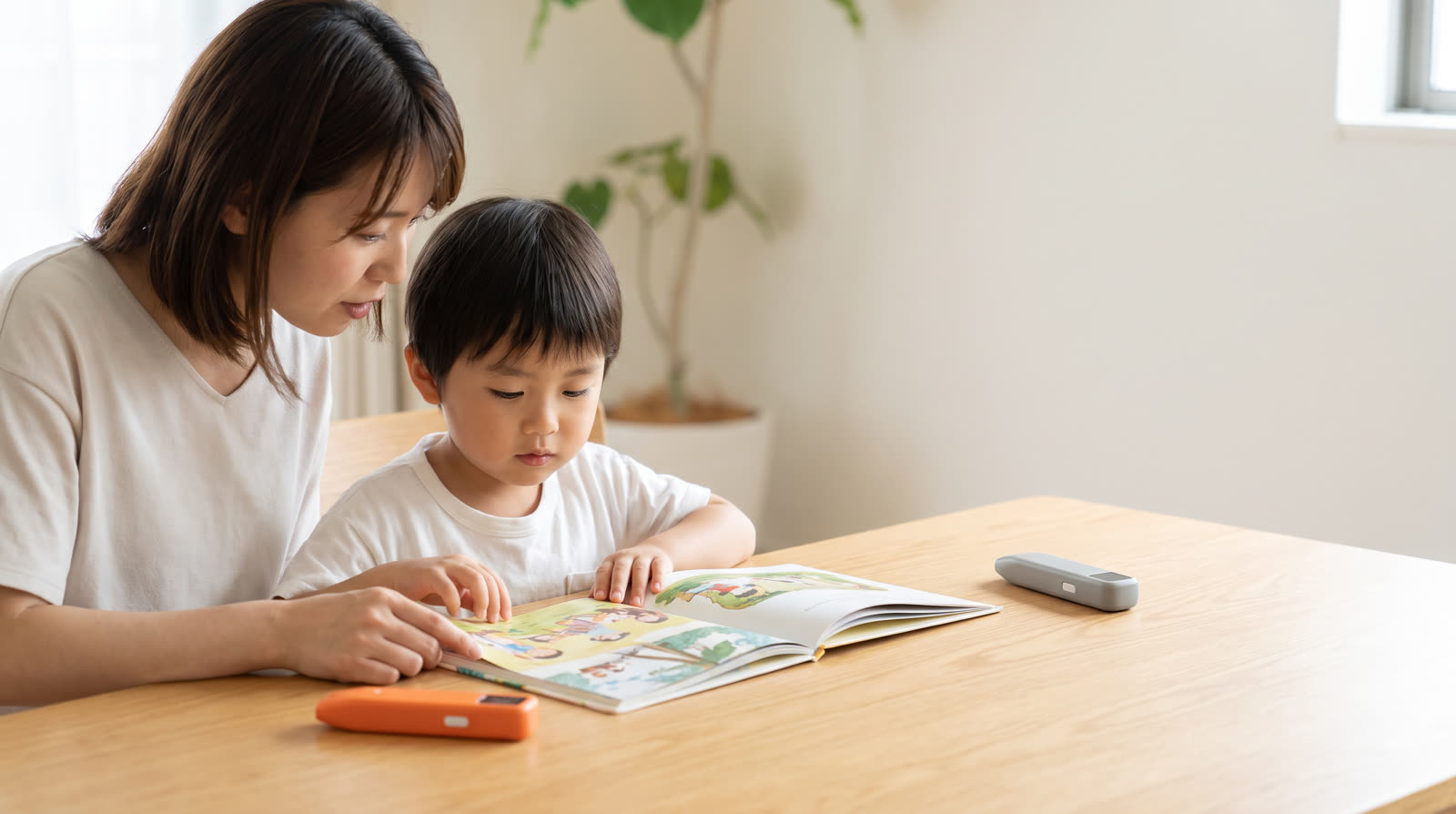 What is the difference between a brand-specific reading pen and a universal scanning pen in terms of learning value?