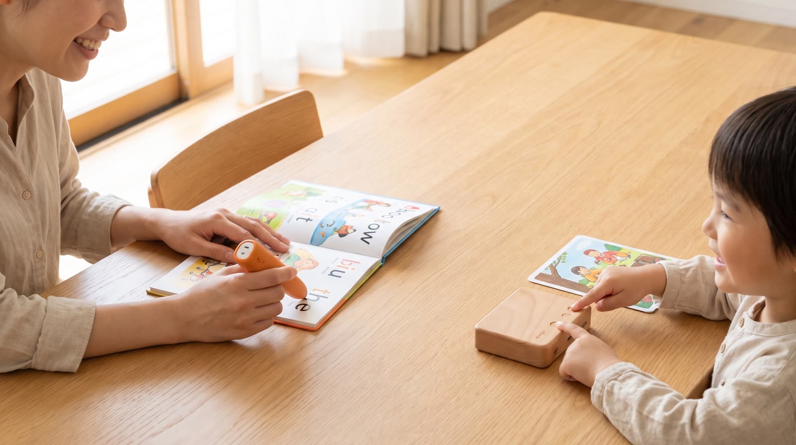What is the difference between a phonics reading pen set and an audio player for kids in terms of content compatibility?