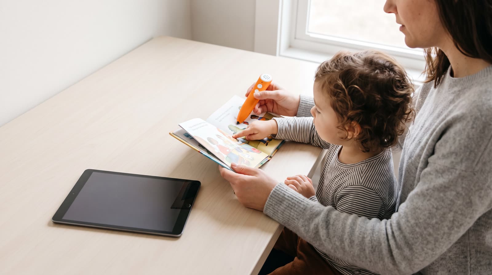 What is the difference between a reading pen and a tablet learning app in terms of content compatibility?