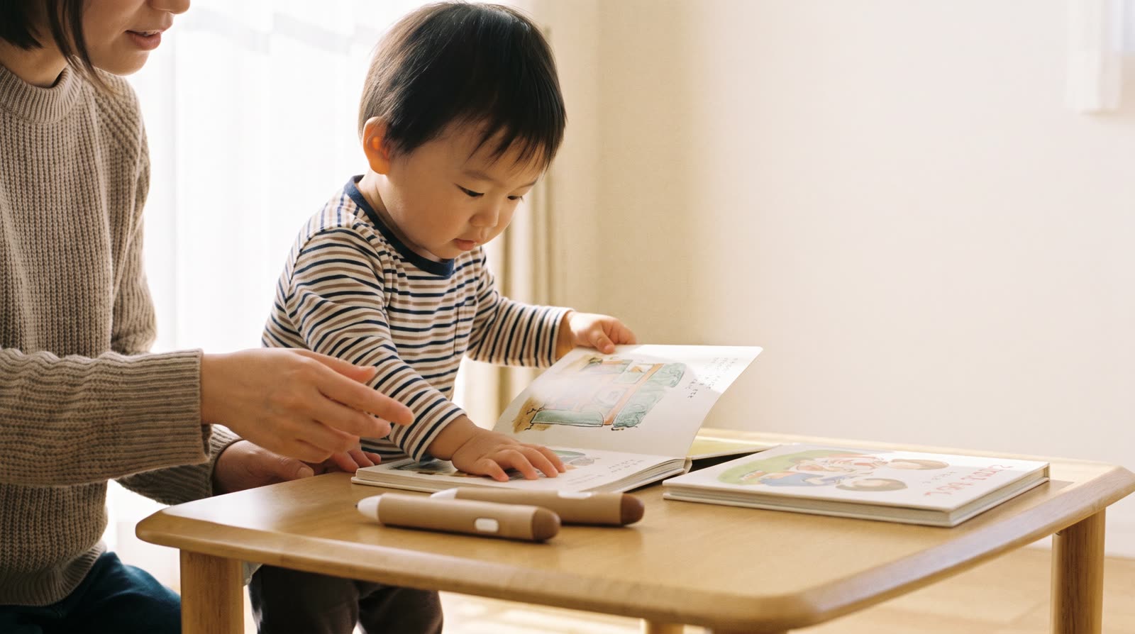What is the difference between a rechargeable reading pen and a battery-powered reading pen in terms of independent use by toddlers?
